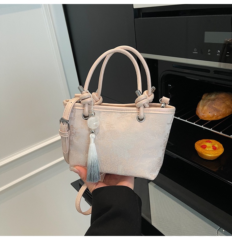 手拎新国潮式刺绣包包女2025春夏新款国风绣花时尚水桶包百搭斜挎包详情19