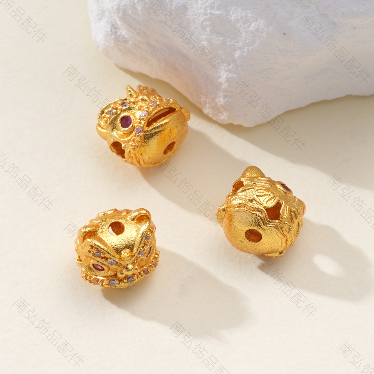 Ancient-style sand gold lion head bracelet with beads, interlocking beads and zirconium through holes, personalized and fashionable bracelet accessories with loose beads pic 9