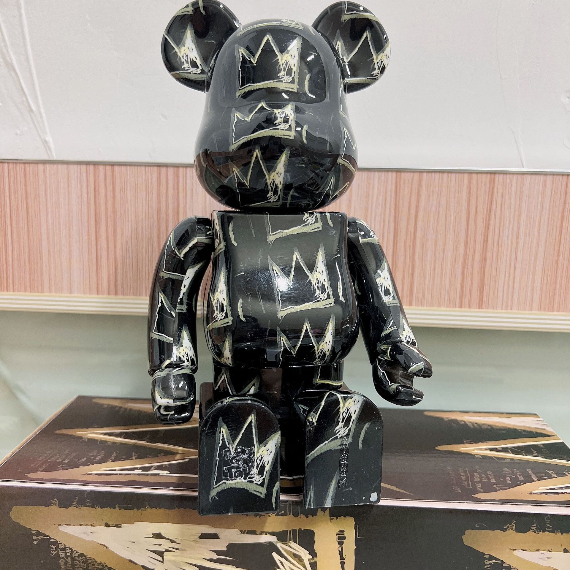 bearbrick 400%暴力熊巴斯奎特黑色皇冠亚克力盒摆件潮流玩具公仔详情3