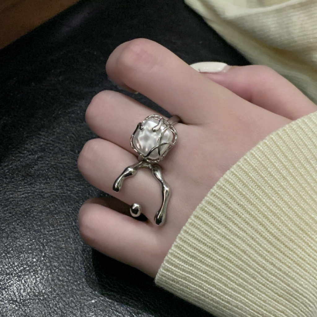 The ring does not fade. It has a unique and high-end feel, is versatile, and exudes a light luxury temperament. It is an inS-style retro ring with geometric openings from Japan and South Korea pic 24