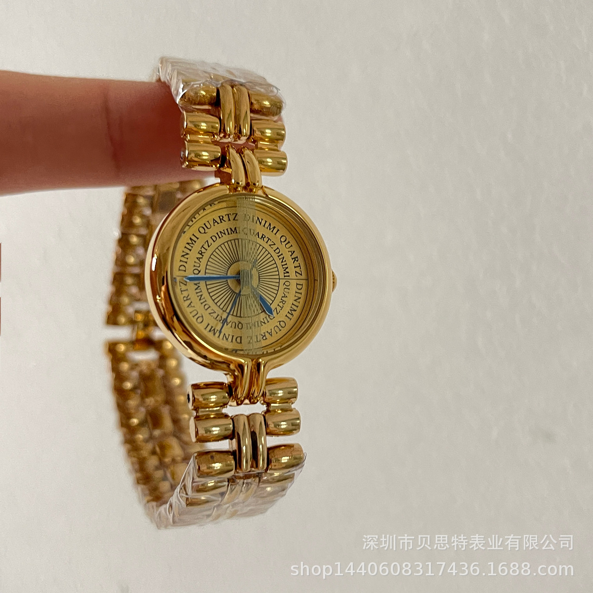 A popular and niche design item in foreign trade, a golden mid-style bracelet watch for women, is light luxury and retro. One-piece consignment service pic 14