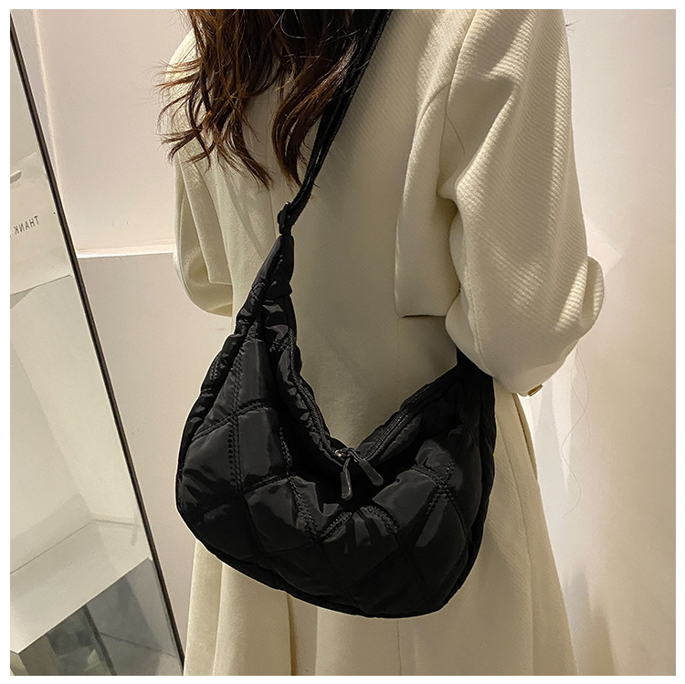 The new, trendy and fashionable single-shoulder crossbody bag with diamond-patterned embroidery thread for women in 2021, the popular dumpling bag pic 45