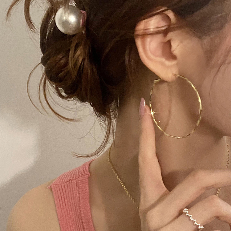 High-end wavy metal large ear rings for women, Korean style, simple and versatile, elegant stud earrings, cold style pic 2
