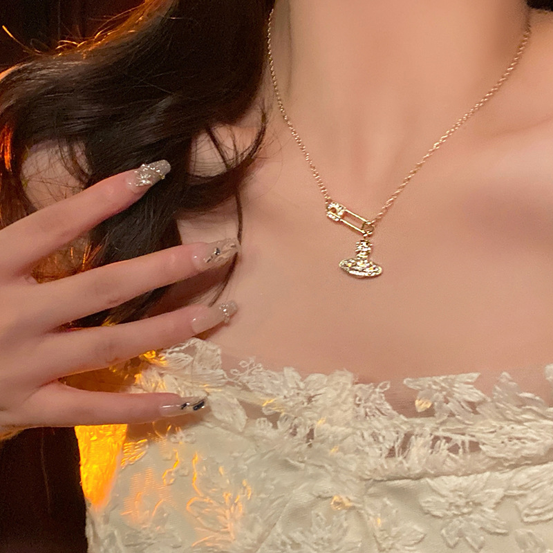 The Western Queen Saturn necklace, female star ball pearl brooch, simple and niche necklace accessory, light luxury and high-end collarbone chain pic 11