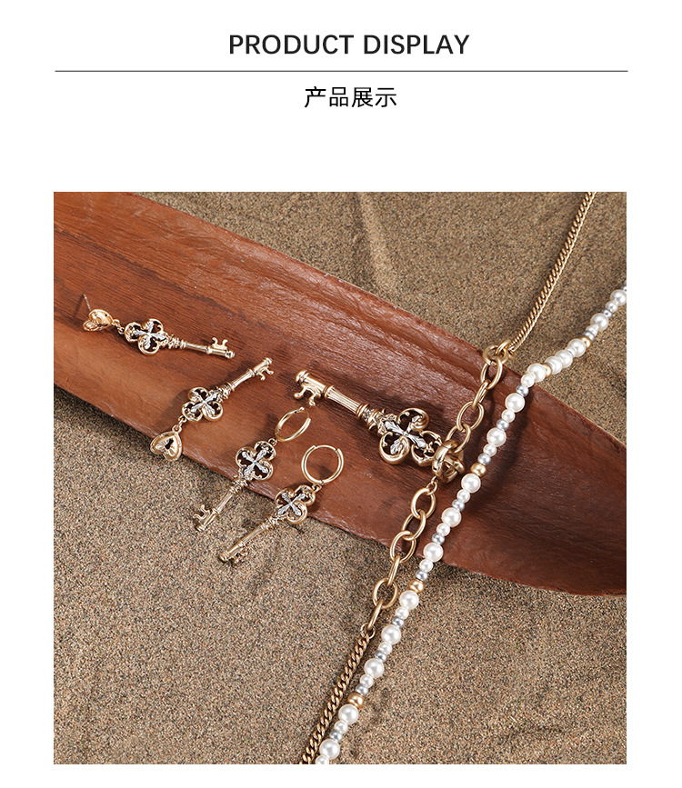 The gilded lock core key series earrings are original designs for women. They are niche, exquisite, fashionable, versatile and high-end earrings pic 12