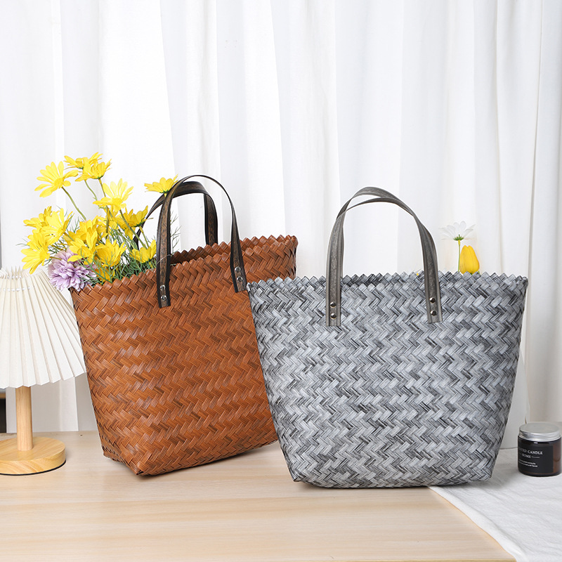 The store manager recommends a new type of woven vegetable basket, a checkered and striped hand-held plastic beach woven bag shopping bag on AliExpress pic 1