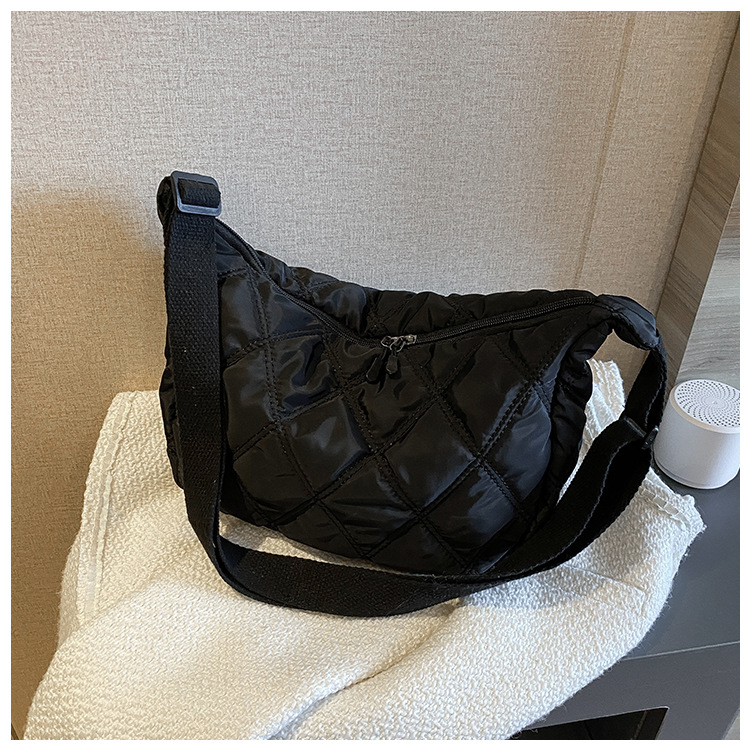 The new, trendy and fashionable single-shoulder crossbody bag with diamond-patterned embroidery thread for women in 2021, the popular dumpling bag pic 81