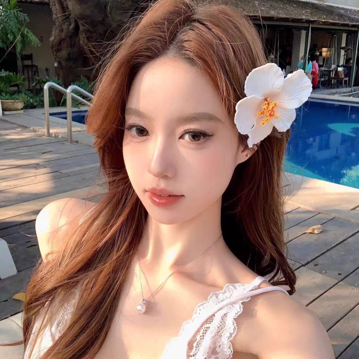 This trendy faux hibiscus flower hair clip exudes a high-end atmosphere. The side clip is a Bohemian hair band for a seaside vacation pic 4