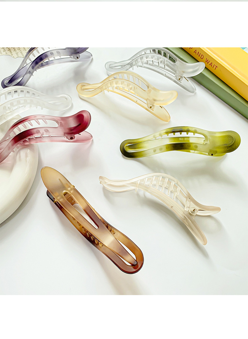 The gradient matte duckbill hairpin from Dongdaemun, South Korea, features a simple yet sophisticated hairpin top clip and a hair accessory for the back of the head pic 8