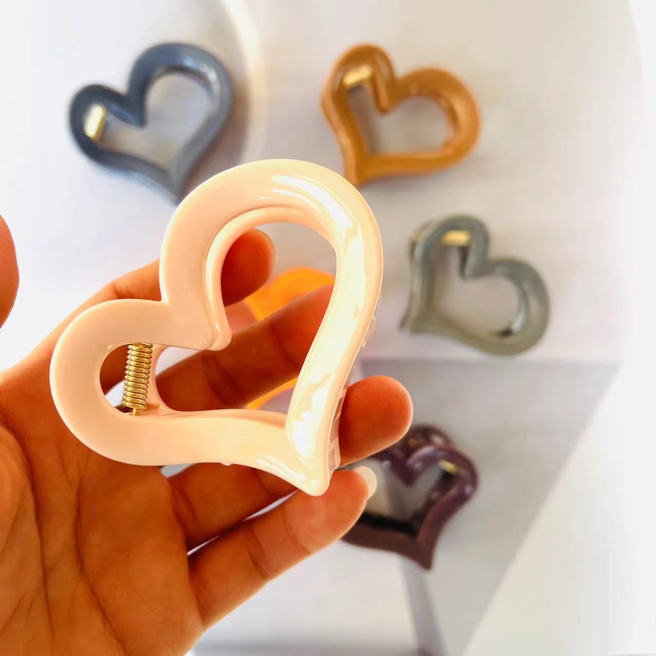【1-12 Zones 】7002 Heart-shaped Hairpin 12/ Pack 1800/ box Cute Girl Hairpin Stylish Heart-shaped Hair clip at the back of the head Shark Clip Korean Style Instagram Simple Hair Clip Headwear pic 2
