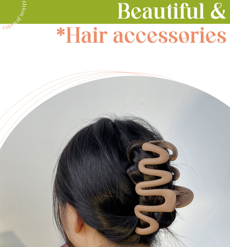 For autumn and winter, the Maillard extra-large shark clip is a fashionable wavy scratch-off clip for women with a lot of hair. It is also a hair accessory for the back of the head pic 3