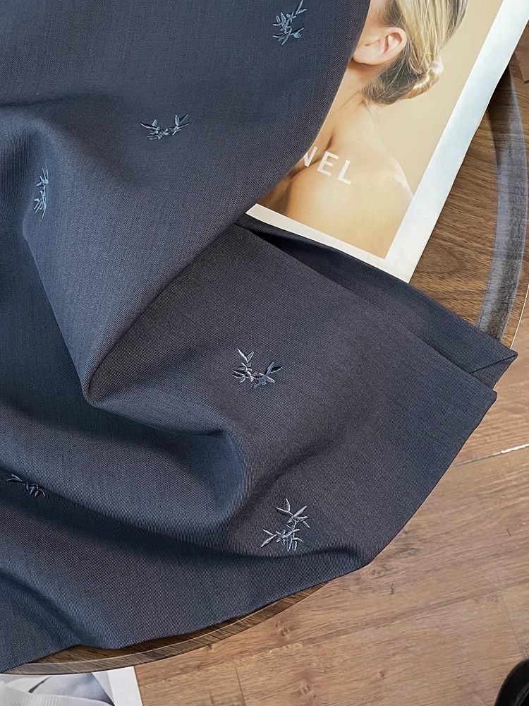 A small chanel-style grey high-waisted, slimming embroidered skirt for women in the spring of 2025, a new casual and versatile long dress pic 9