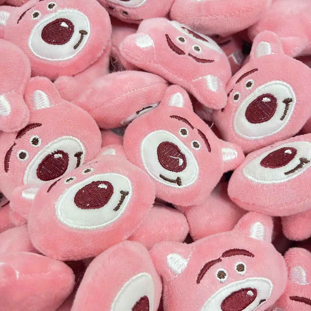 毛绒耳朵小熊草莓熊卡通可爱卡通毛绒胸针玩偶包包挂件diy服饰配详情1