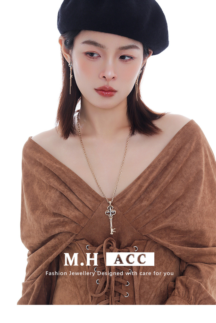 The gilded lock core key series earrings are original designs for women. They are niche, exquisite, fashionable, versatile and high-end earrings pic 4