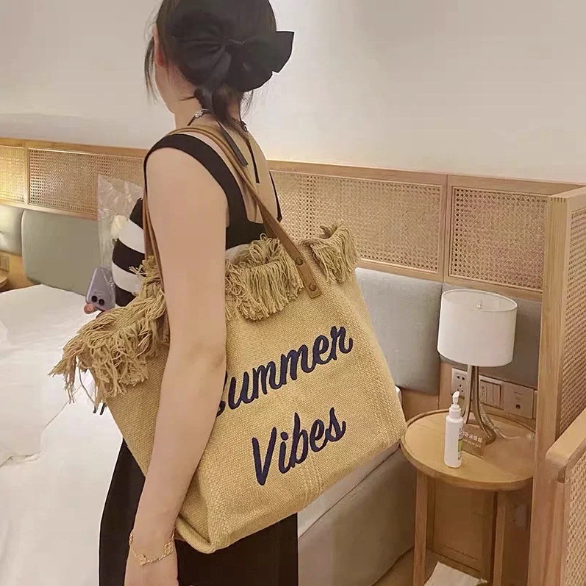The 2023 new collection of handbags features simple and niche beach bags, travel bags, fringed tote bags, large-capacity single-shoulder bags, and is trendy pic 3