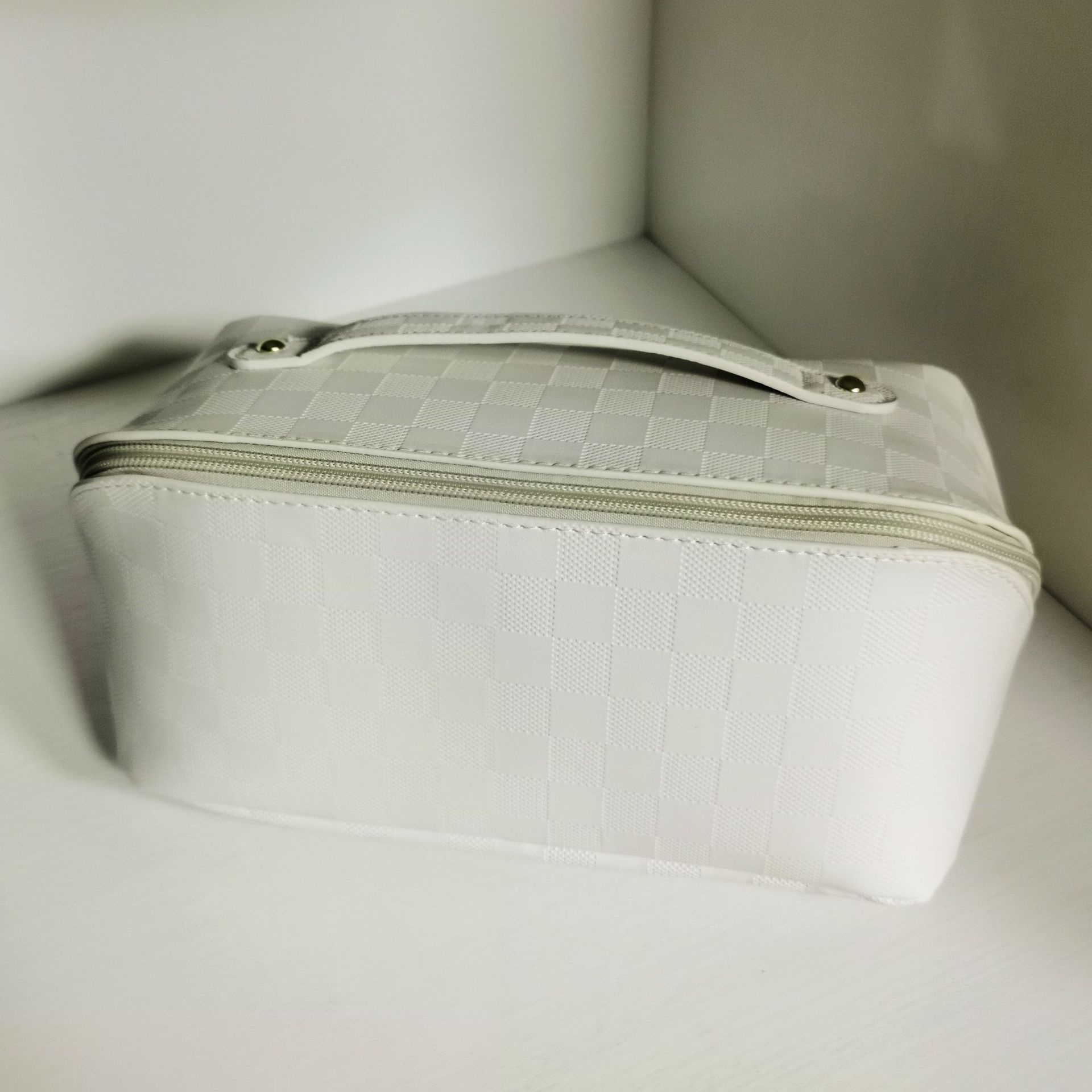 Cross-border checkerboard makeup bag, large-capacity pillow bag, 2023 new travel waterproof storage bag, portable storage pic 3