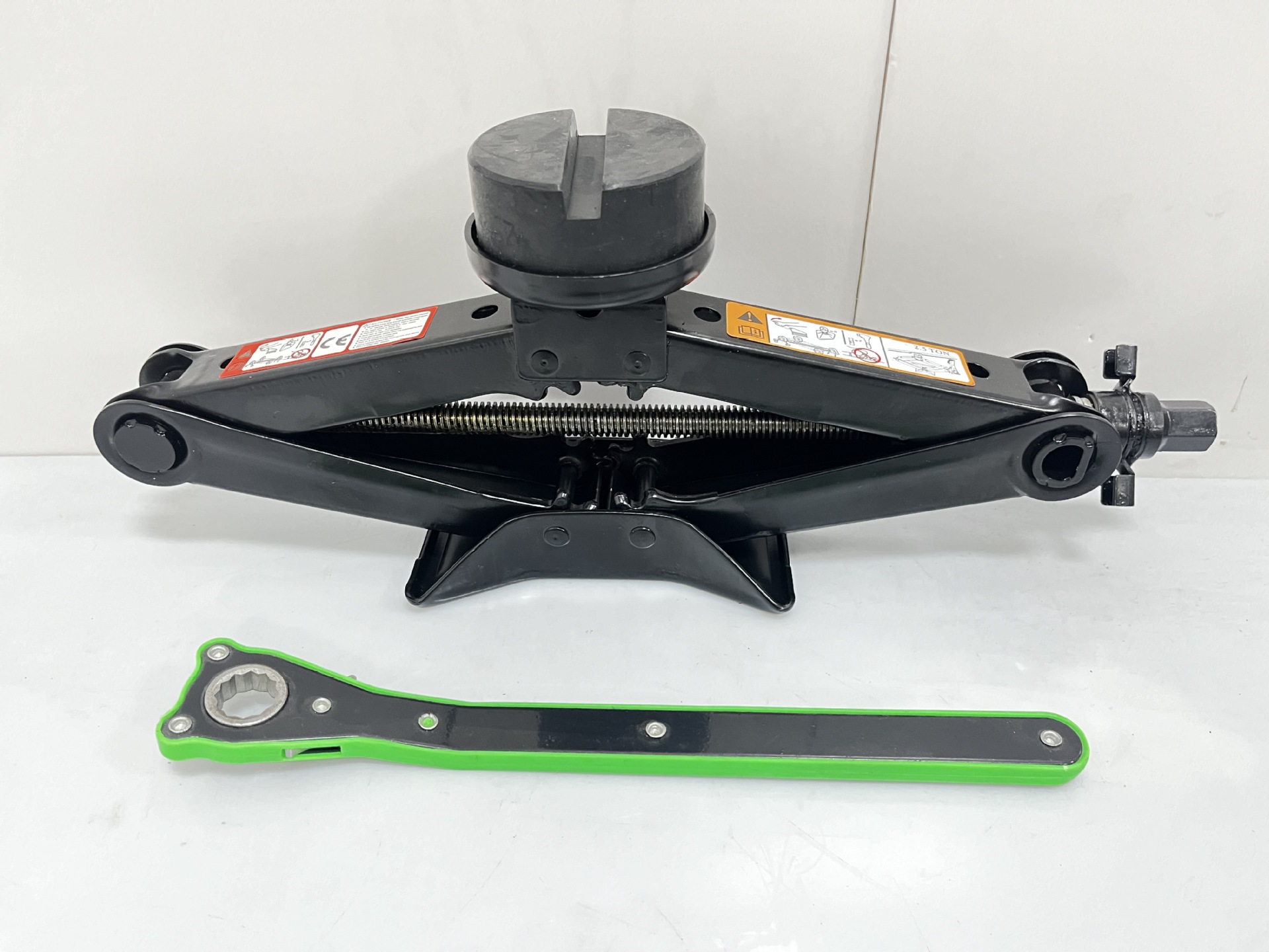 The new YILUN brand Tesla car scissor jack, a universal and labor-saving jack, is suitable for all family car models pic 19