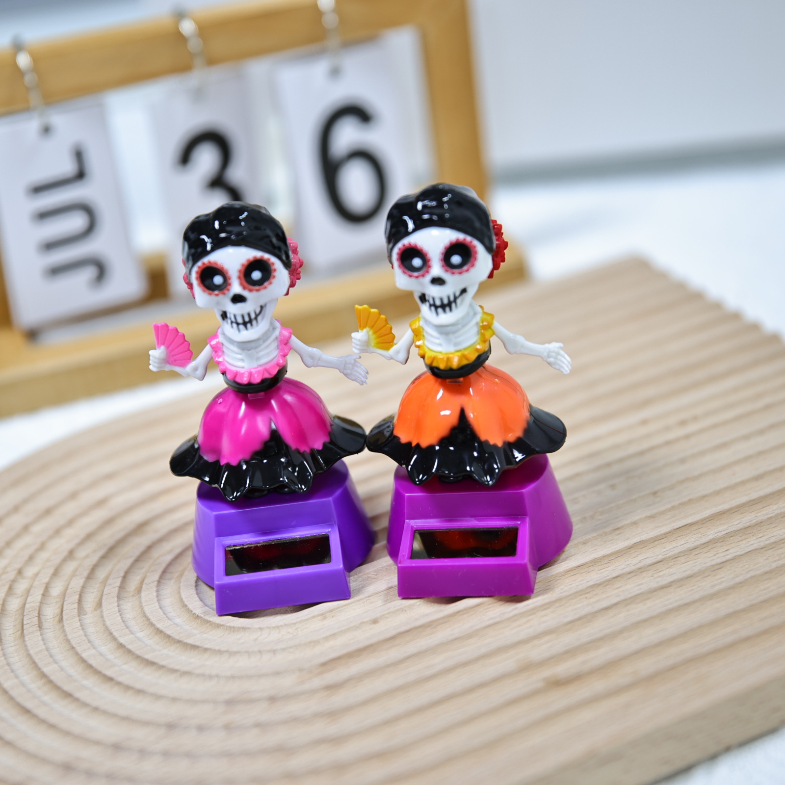 New Halloween car female version skull solar figment, Ghost Festival shaking head doll gift, ABS material manufacturer pic 3