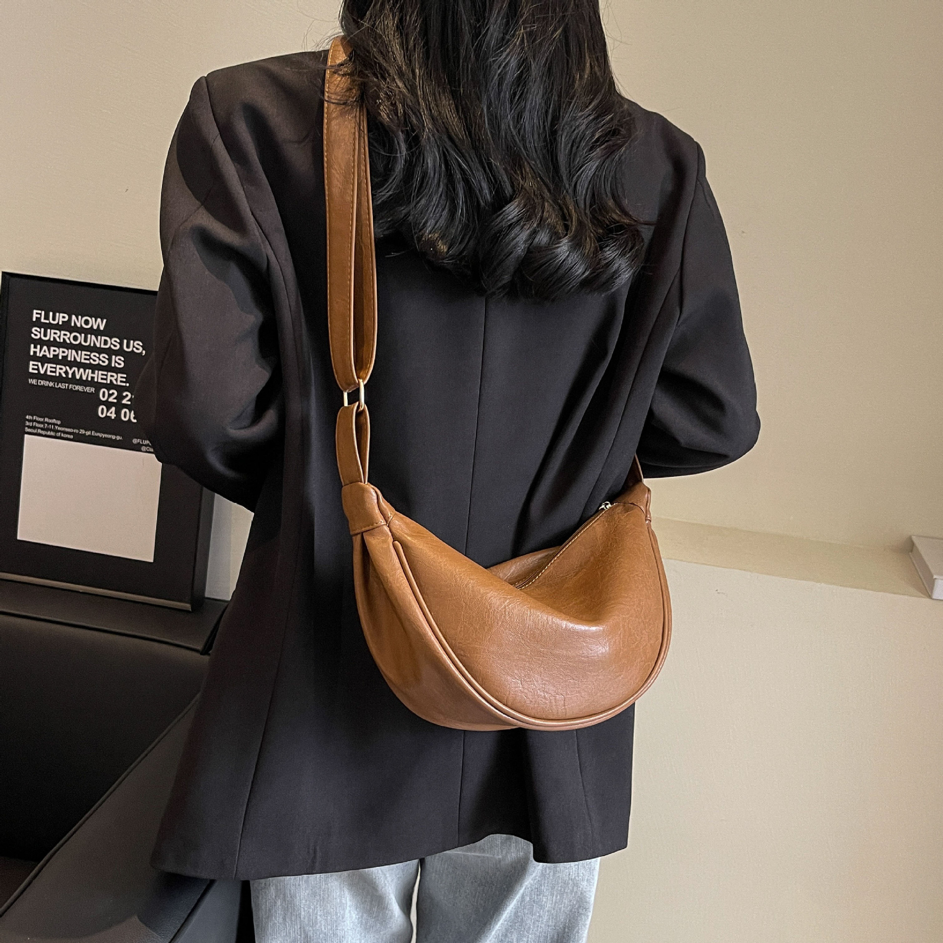 大容量包包女2023新款秋冬潮小众设计单肩斜挎包高级感复古饺子包详情27