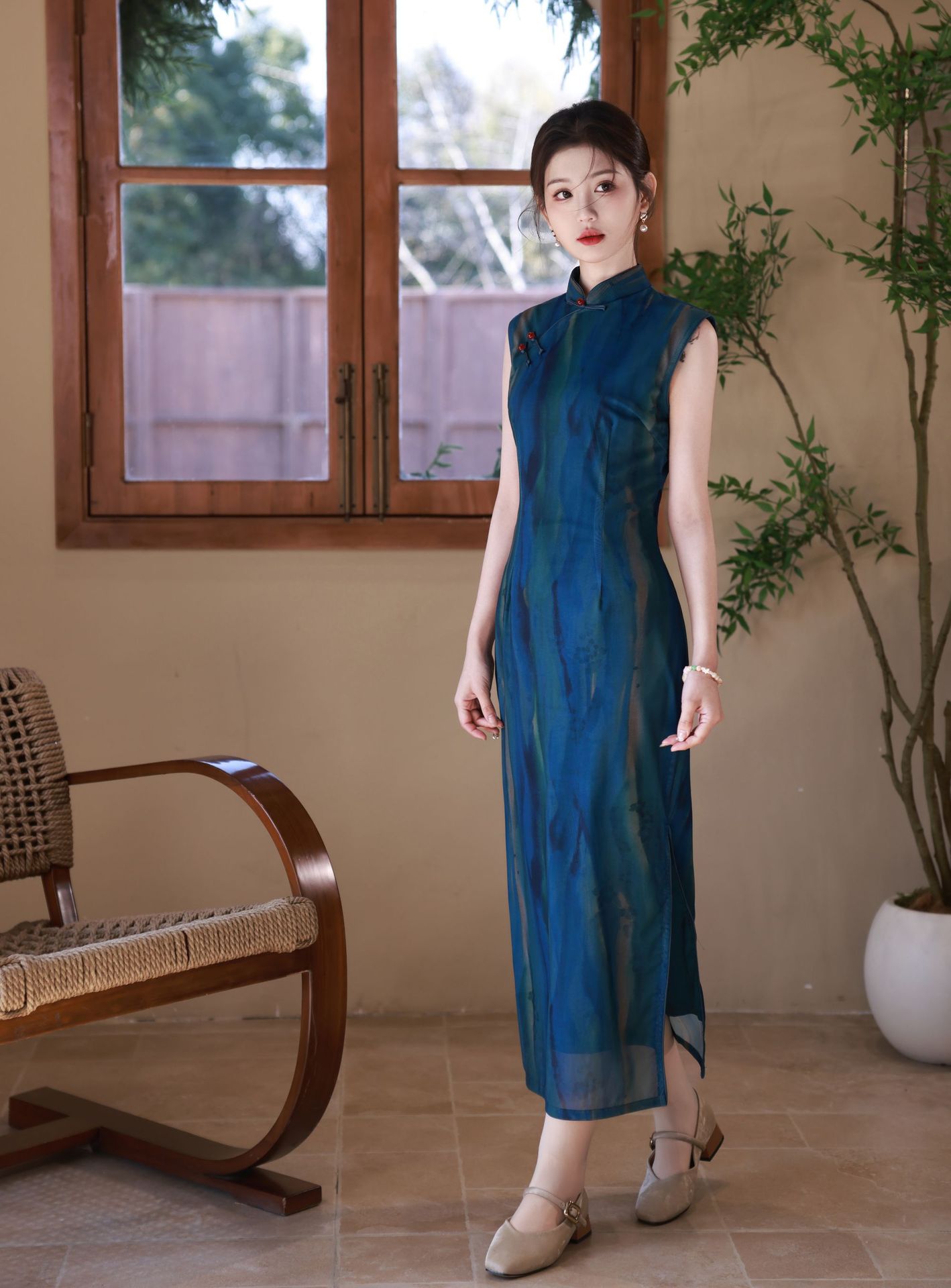 The Spring/Summer 2025 cheongsam is a long stretch mesh cheongsam that is slimming and form-fitting. It is a retro Hong Kong-style sleeveless cheongsam with a national trend pic 5