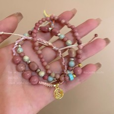 Cute pink strawberry crystal beaded bracelet, light luxury and niche design, high-end flower pendant bracelet wholesale pic 2