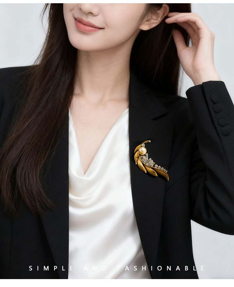 Original design, retro and high-end, gold brushed leaf brooch, copper alloy, real gold electroplated and zirconium-inlaid exquisite brooch pic 16