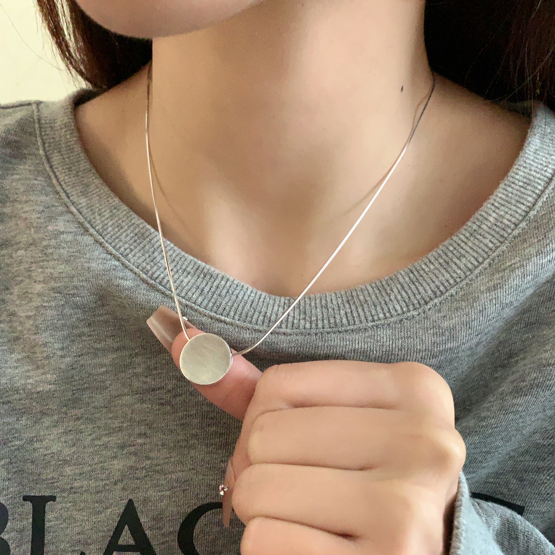 s925 sterling silver 12.6 brushed round piece necklace for women, light luxury, ins, niche design sense collarbone chain, simple and versatile, cold style pic 4