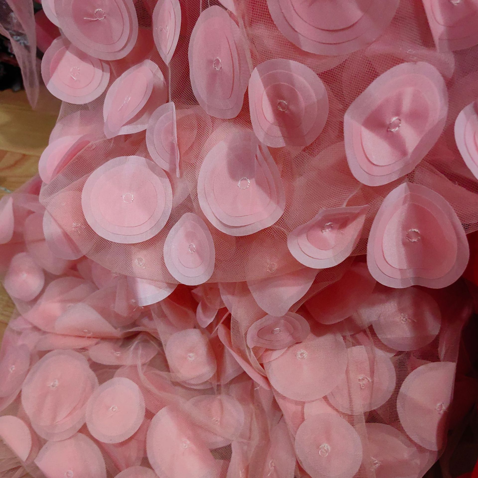 欧洲站激光立体刺绣面料多色网纱圆圈绣花布时尚女装连衣裙面料详情22