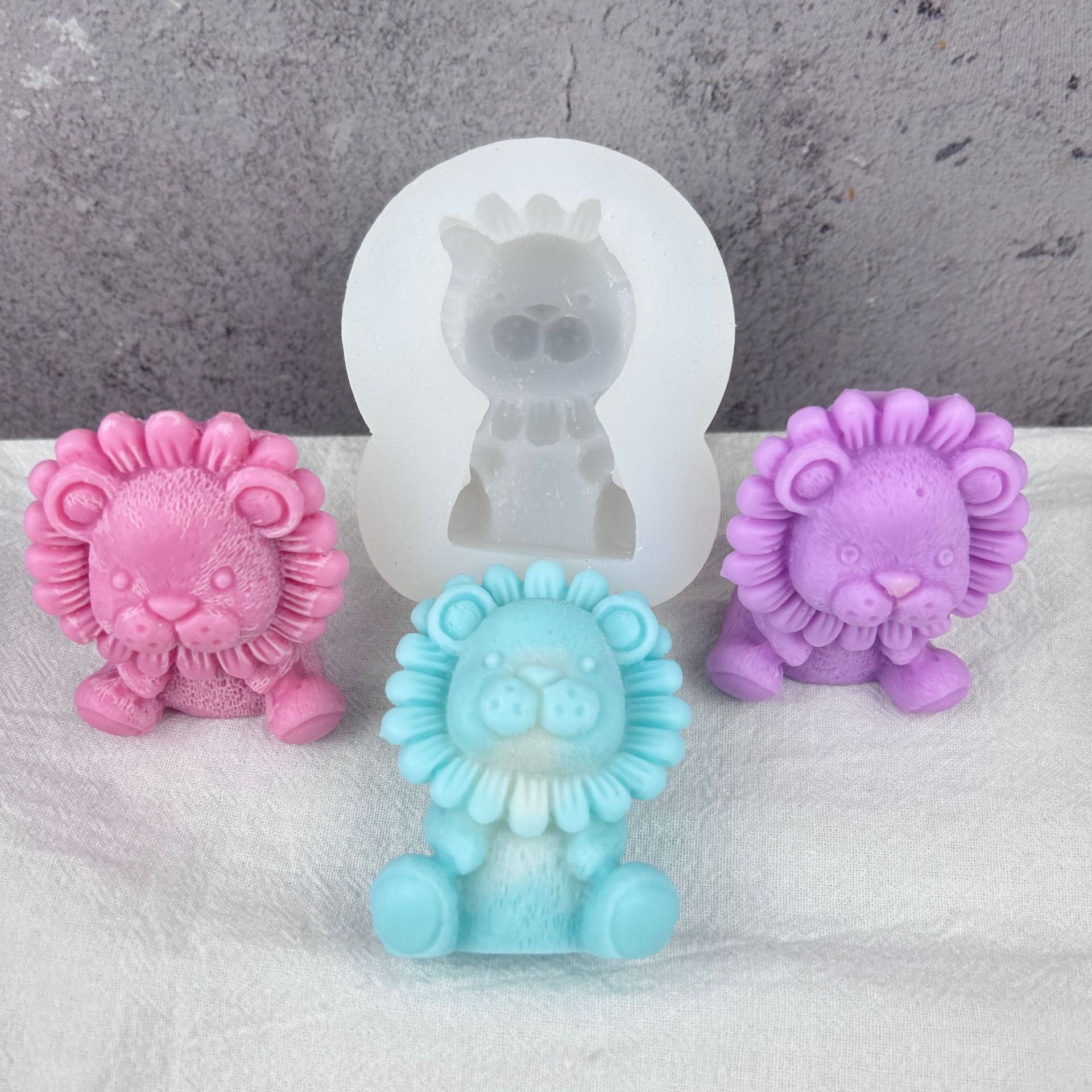 Three-dimensional lion candle silicone mold, diy aromatherapy candle gypsum diffuser stone display table decoration mold pic 2