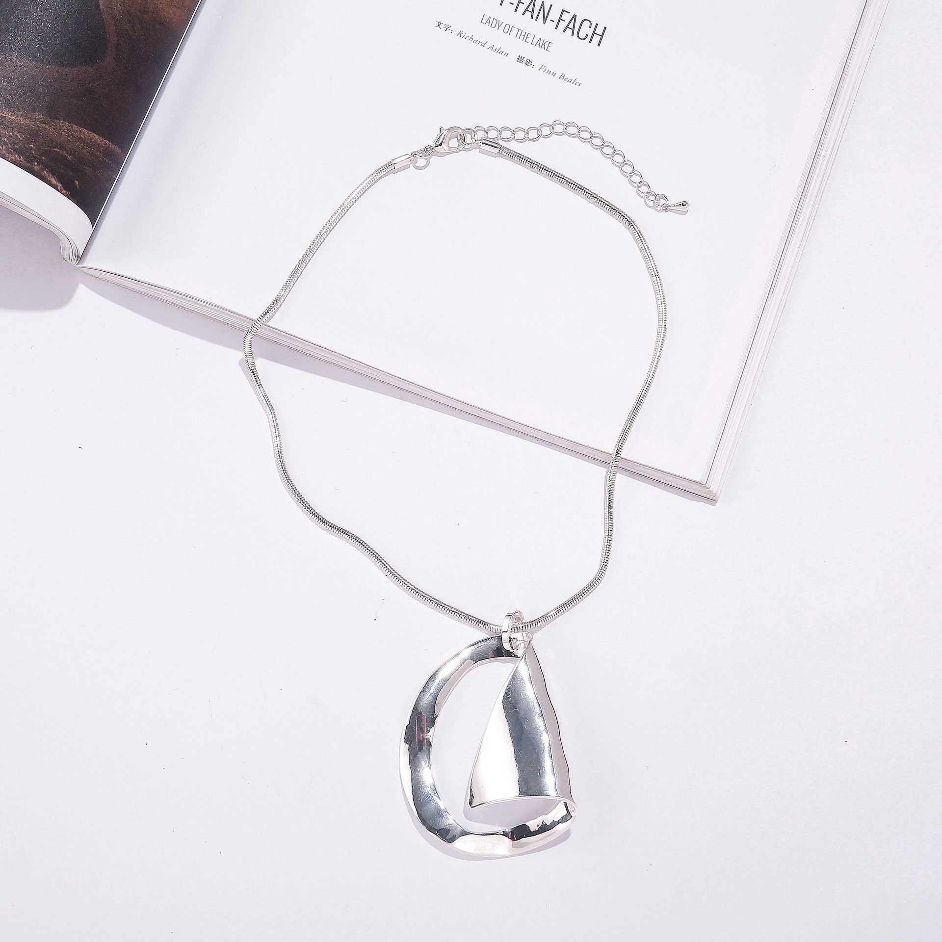 跨境亚马逊爆款流行欧美几何形时尚短款女士金属锁骨链吊坠短项链详情4