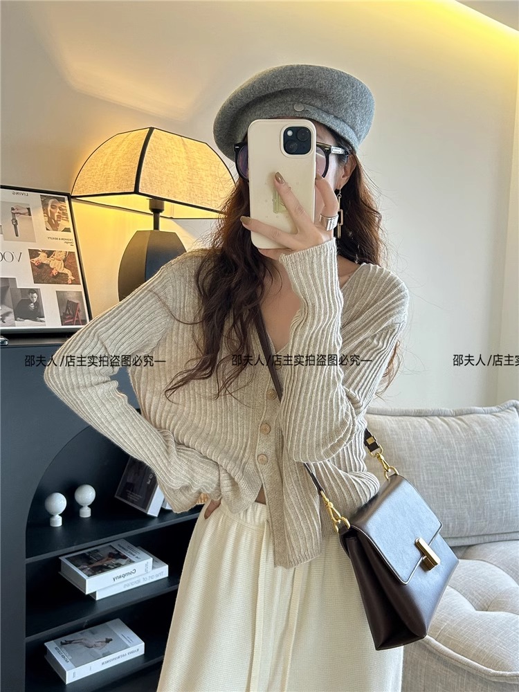 2024年新款女装秋季韩版薄款V领长袖针织开衫 宽松显瘦短款外穿上衣 女装加工精致时尚详情18