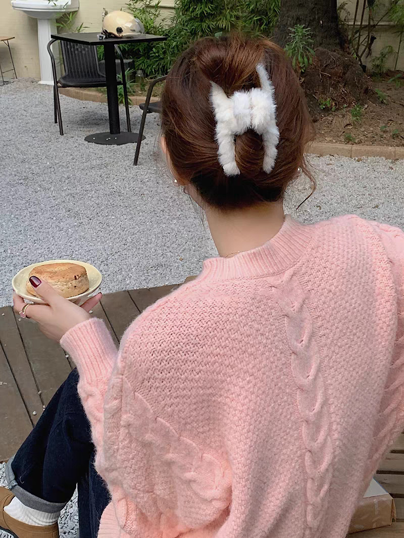 This is a new large-sized cross-fleece hairpin for women in autumn and winter, featuring a generous amount of shark clips and a high-end look. It is a headpiece for the back of the head pic 6