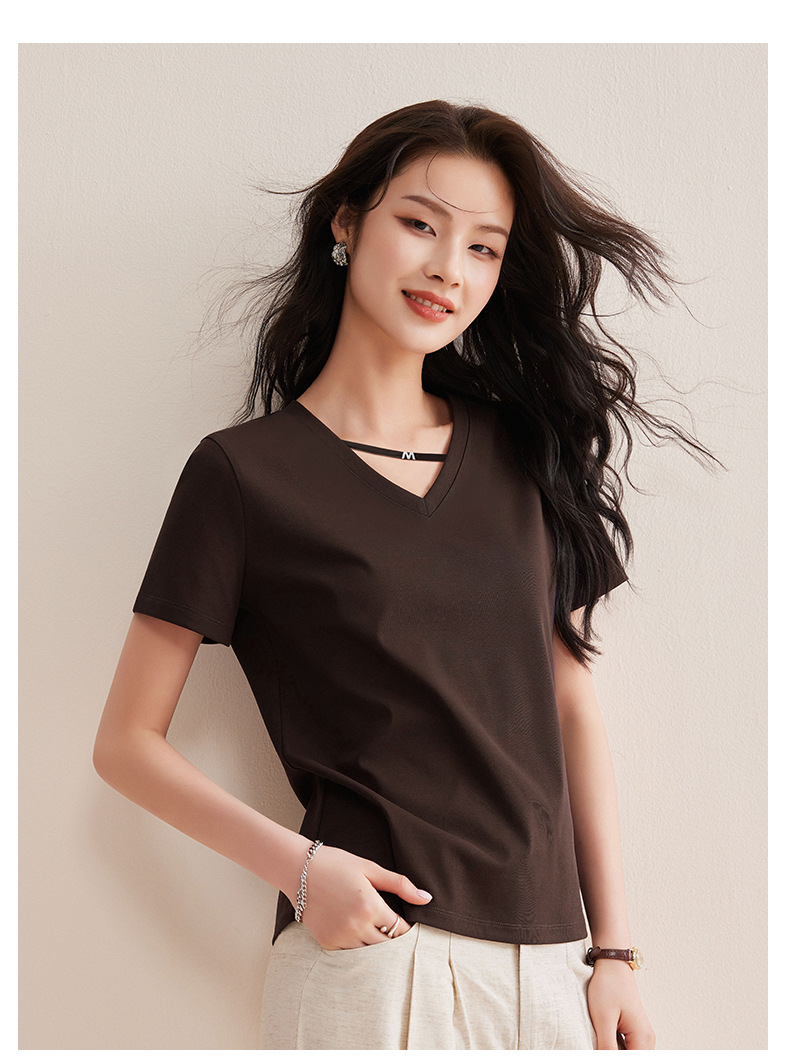 Black V-neck short-sleeved T-shirt for women, a new summer style that is slimming and form-fitting, with a cinched waist and straight shoulders. It is a cropped top pic 22