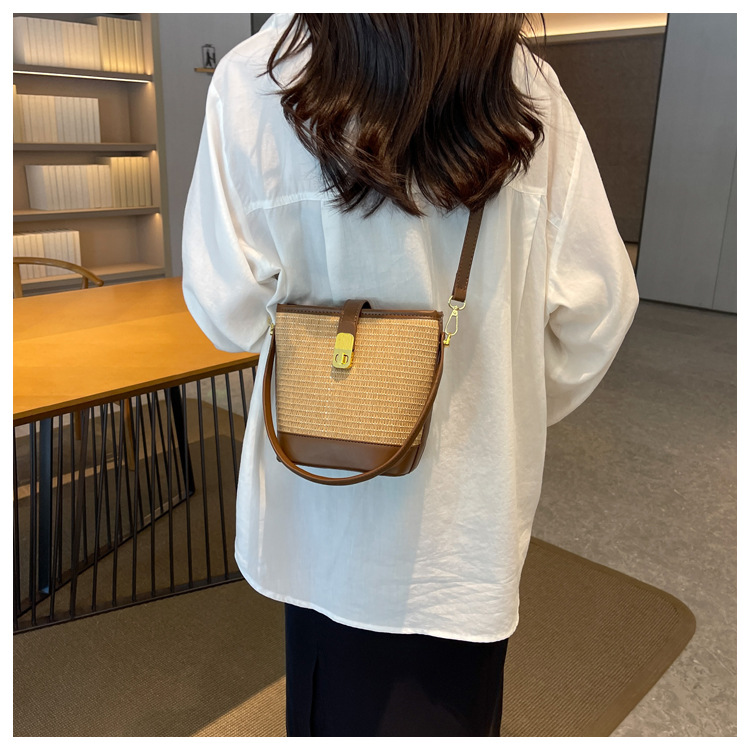 时尚手提编织包包女2023新款高级质感草编包单肩斜挎包休闲水桶包详情11