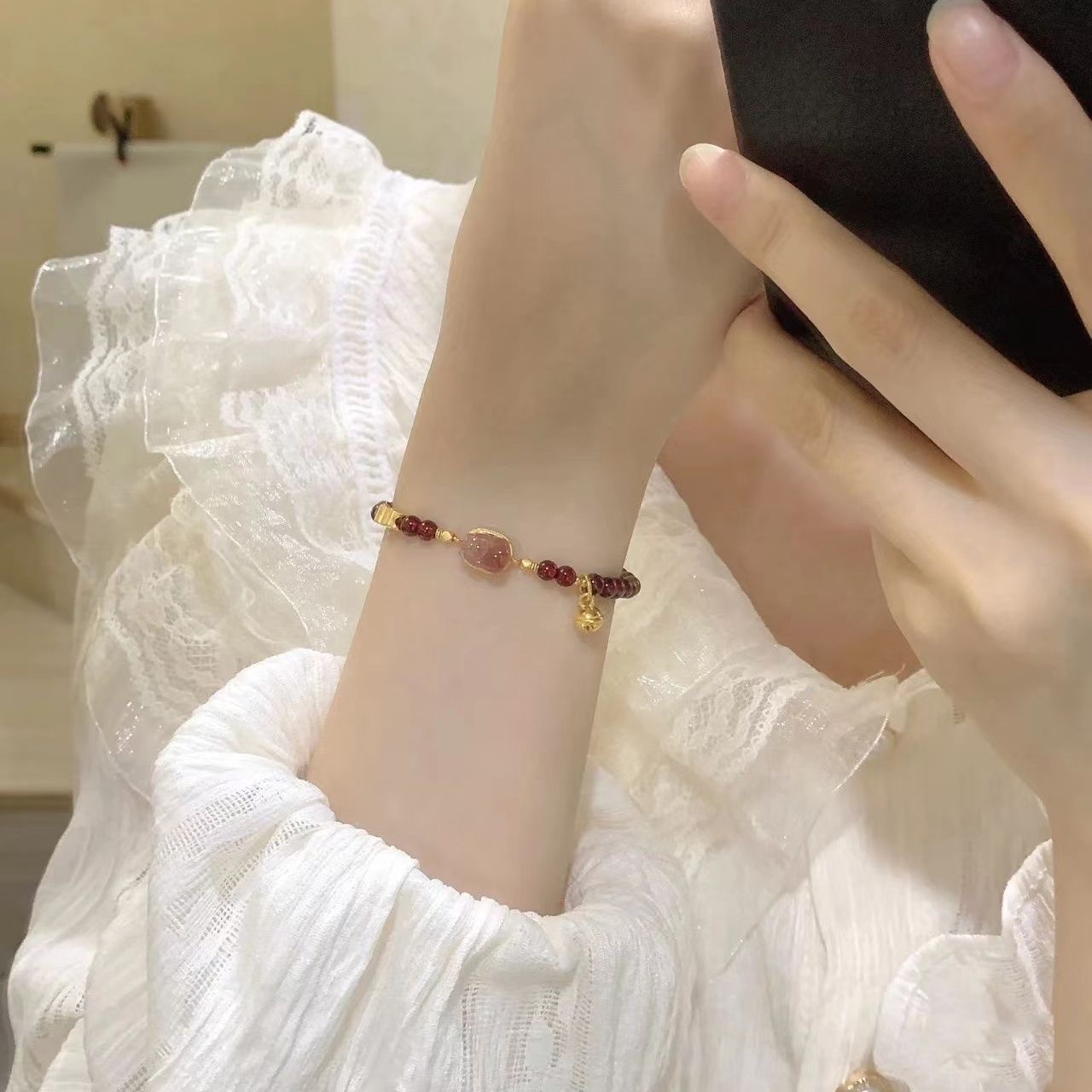 The new Chinese-style PI Xiu bracelet is fashionable, elegant, niche, simple and of high appearance level. It is an ins imitation strawberry crystal best friend bracelet and accessory pic 19