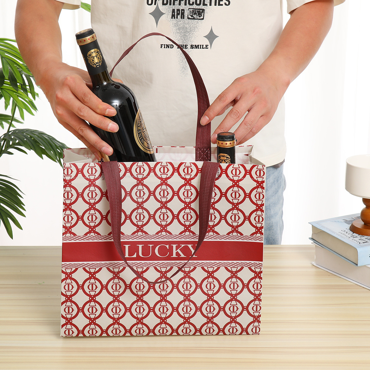 现货无纺布袋覆膜彩印横版服装购物手提袋 立体设计折叠便携广告礼品袋环保耐用详情10