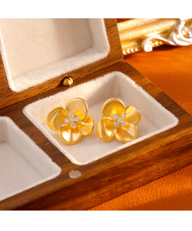 Hyacinth retro Hong Kong-style three-dimensional zirconia flower earrings, niche design sense, light luxury stud earrings, fashionable and elegant, round face earrings, copper-plated matte gold pic 2