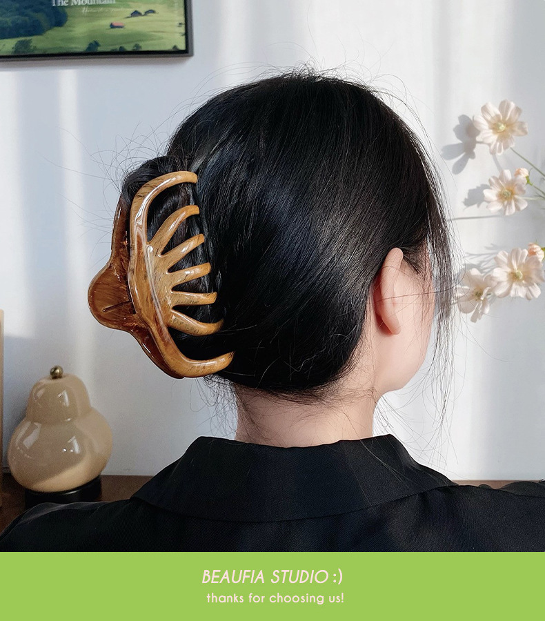 French-style laid-back style, with a large amount of shark-shaped hair clips and wood grain, capable of grasping the back of the head, long and curly hair, and hair accessories pic 12