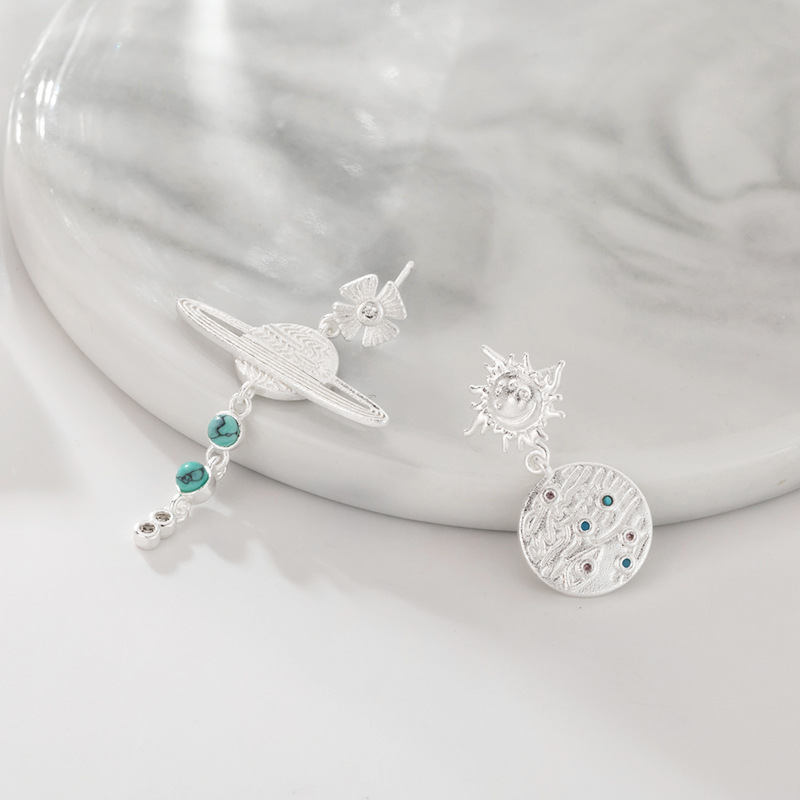 The classic Saturn pendant stud earrings from Bai Ling Accessories are versatile and personalized for women. They are the same as the light luxury full-diamond earrings worn by celebrities pic 7