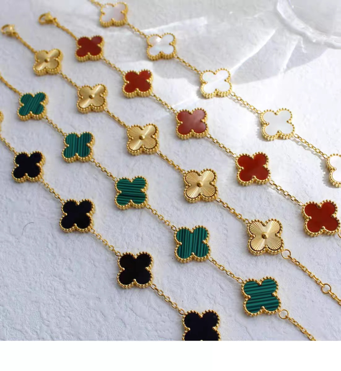 The high-end V gold four-leaf clover bracelet from Vanjia for women, made of titanium steel, features a light luxury electroplated 18k gold design. It is a niche item that is popular on social media and does not fade pic 4