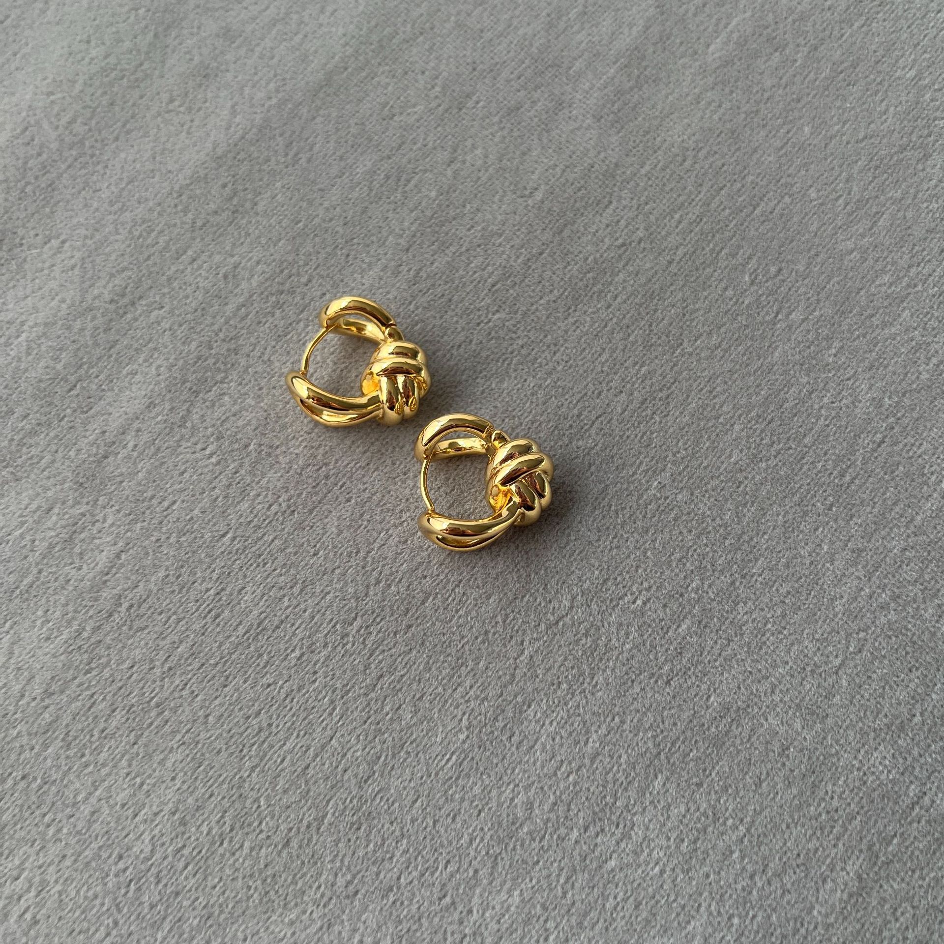 BV家金色扭结耳钉春季新款欧美日常通勤小巧精致气质打结耳钉耳扣详情4