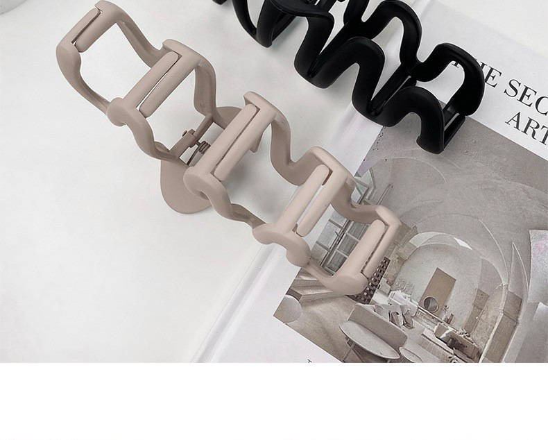 For autumn and winter, the Maillard extra-large shark clip is a fashionable wavy scratch-off clip for women with a lot of hair. It is also a hair accessory for the back of the head pic 10