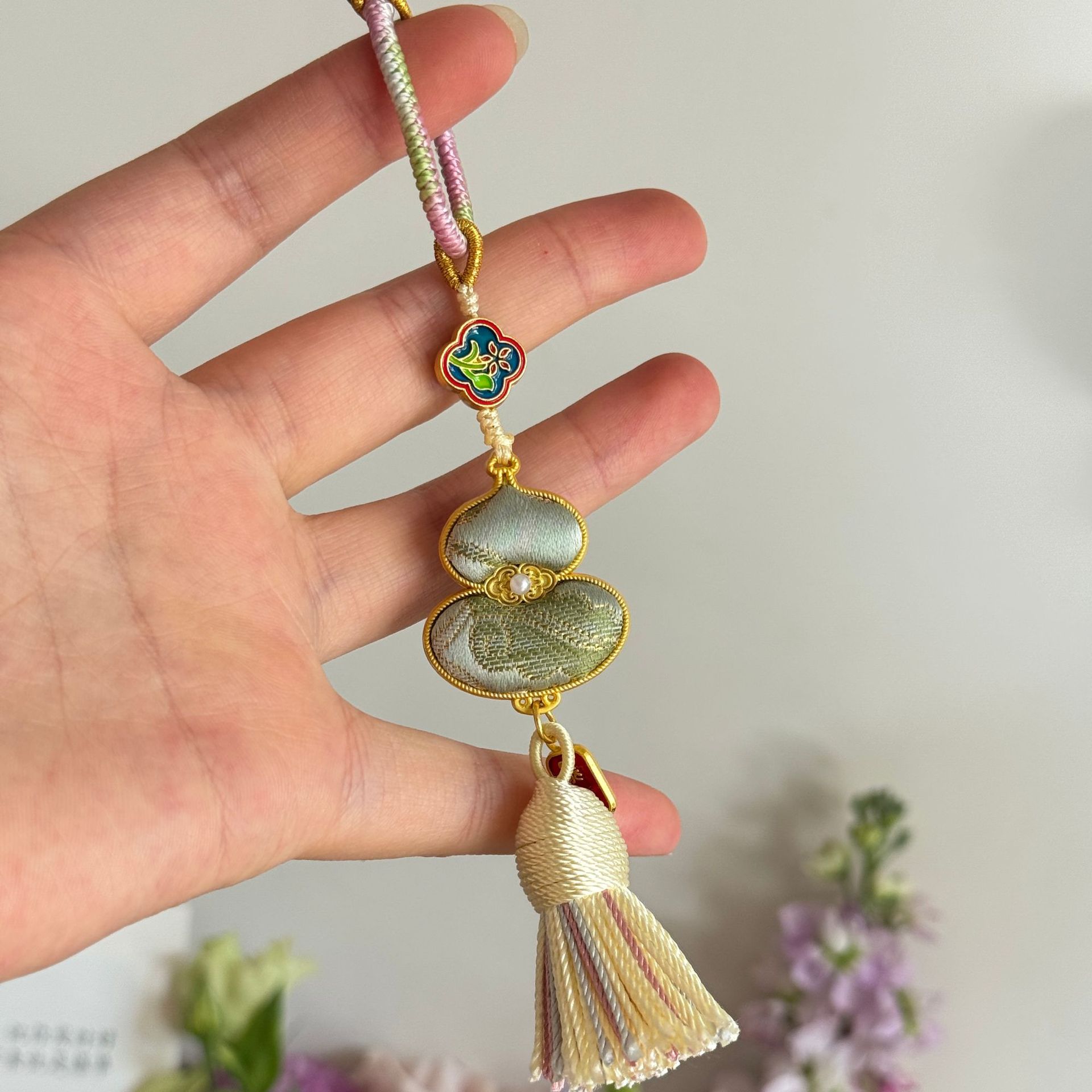 Intangible cultural heritage handcrafted imitation Song Dynasty brocade gourd tassel style pendant, keychain bag, exquisite mobile phone chain, high-end style Chinese pendant pic 4