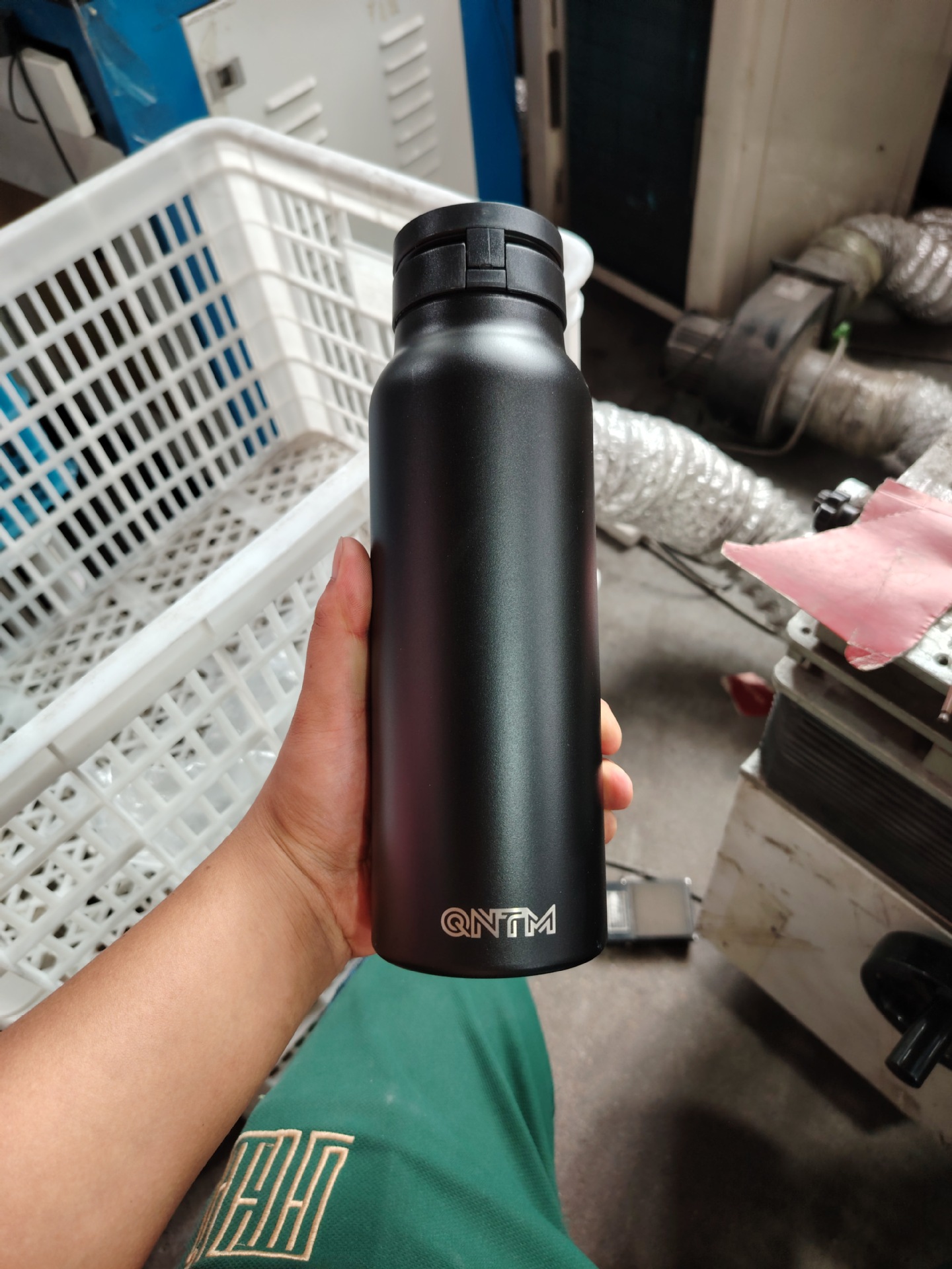 跨境爆款24oz32oz磁吸可放手机支架运动水壶304不锈钢加厚保温杯详情4
