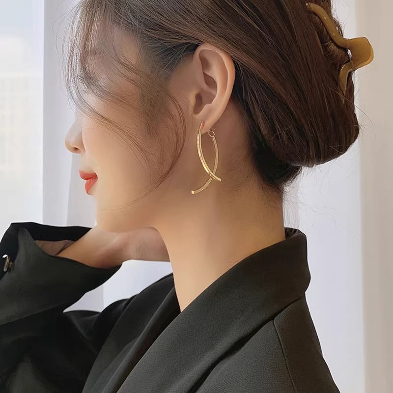 Long metal cross stud earrings, titanium steel plated with 18K gold, large face earrings, slimming and high-end look, round face earrings pic 2