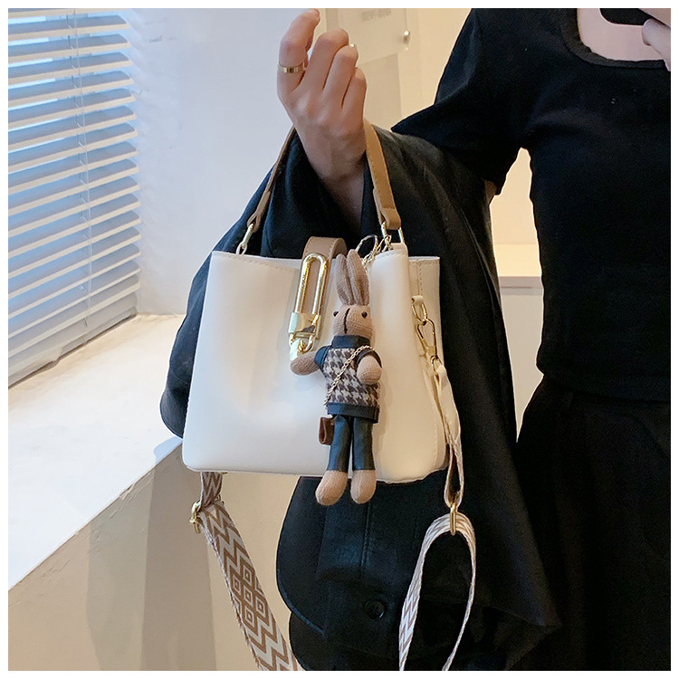 高级感大容量水桶包女2024新款潮韩系百搭宽肩带单肩包洋气斜挎包详情48