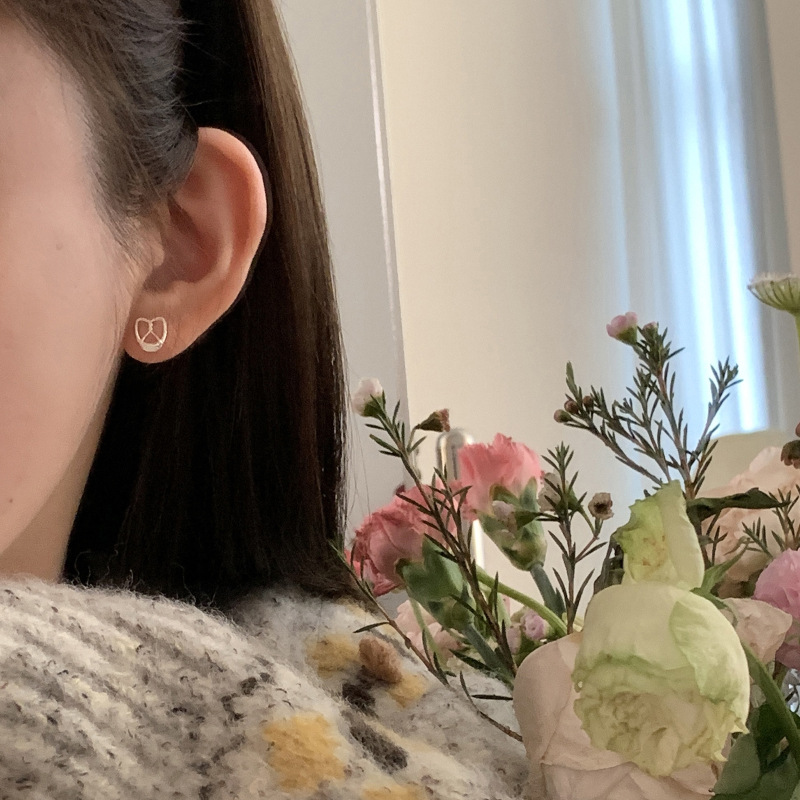 韩版小众设计碱水牛角包AB耳钉女时尚个性简约轻奢百搭高级感耳饰详情4