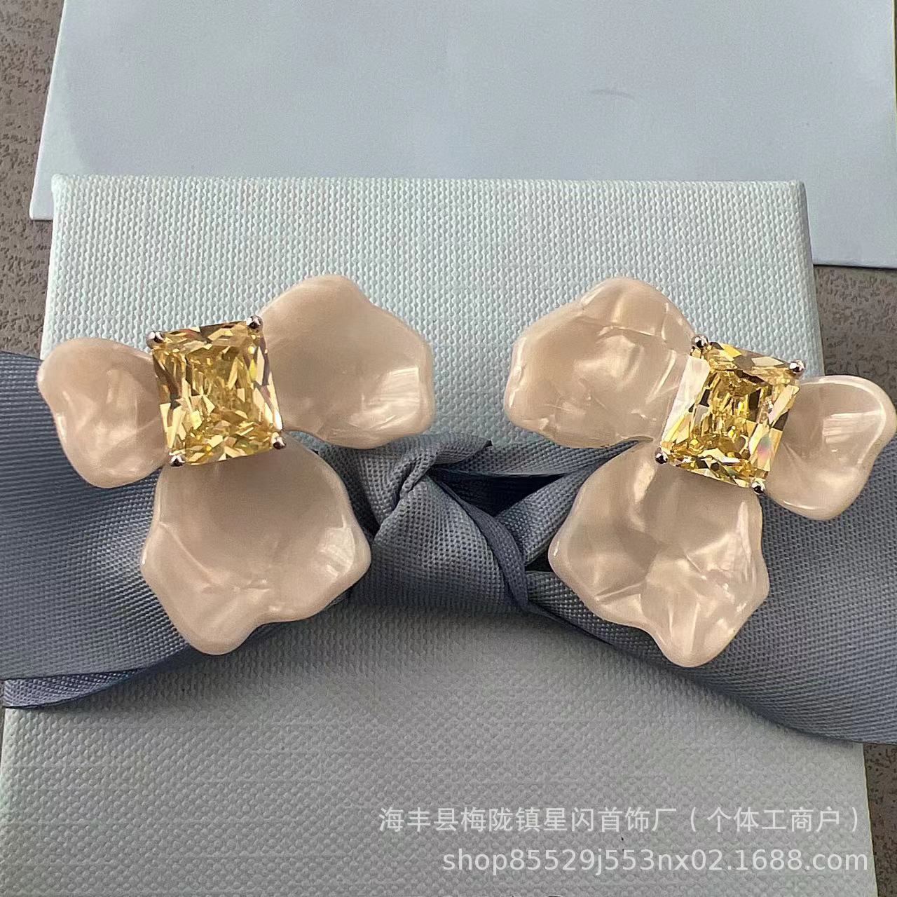 He Fang White Iris Cube Sugar Earrings detachable DIY simple and personalized ear clips and stud earrings pic 3