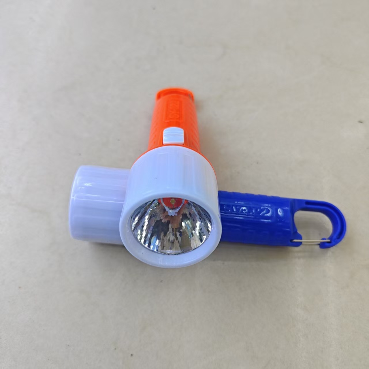 The new portable flashlight with a buckle design is an emergency lighting high-intensity flashlight that can be replaced with an electronic 322 pic 8