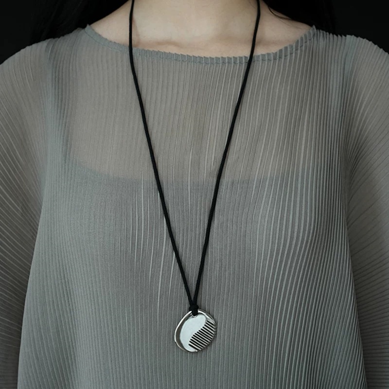 向日葵欧尼同款银色梳子吊坠项链小众设计迷你圆形秋冬长款毛衣链详情4